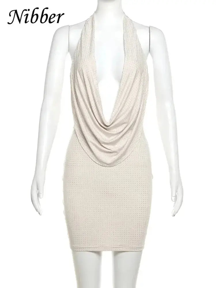 Vestido Corto Ajustado para Mujer – Escote Profundo en V, Diseño Moderno y Estilo Urbano MaDaJo