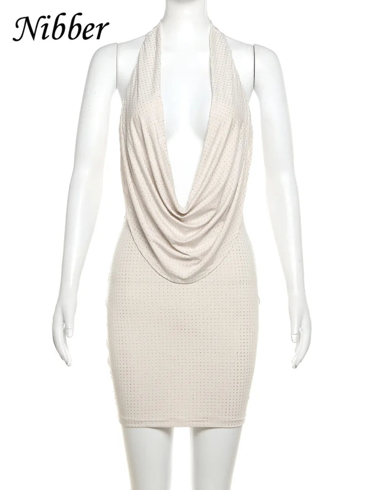 Vestido Corto Ajustado para Mujer – Escote Profundo en V, Diseño Moderno y Estilo Urbano